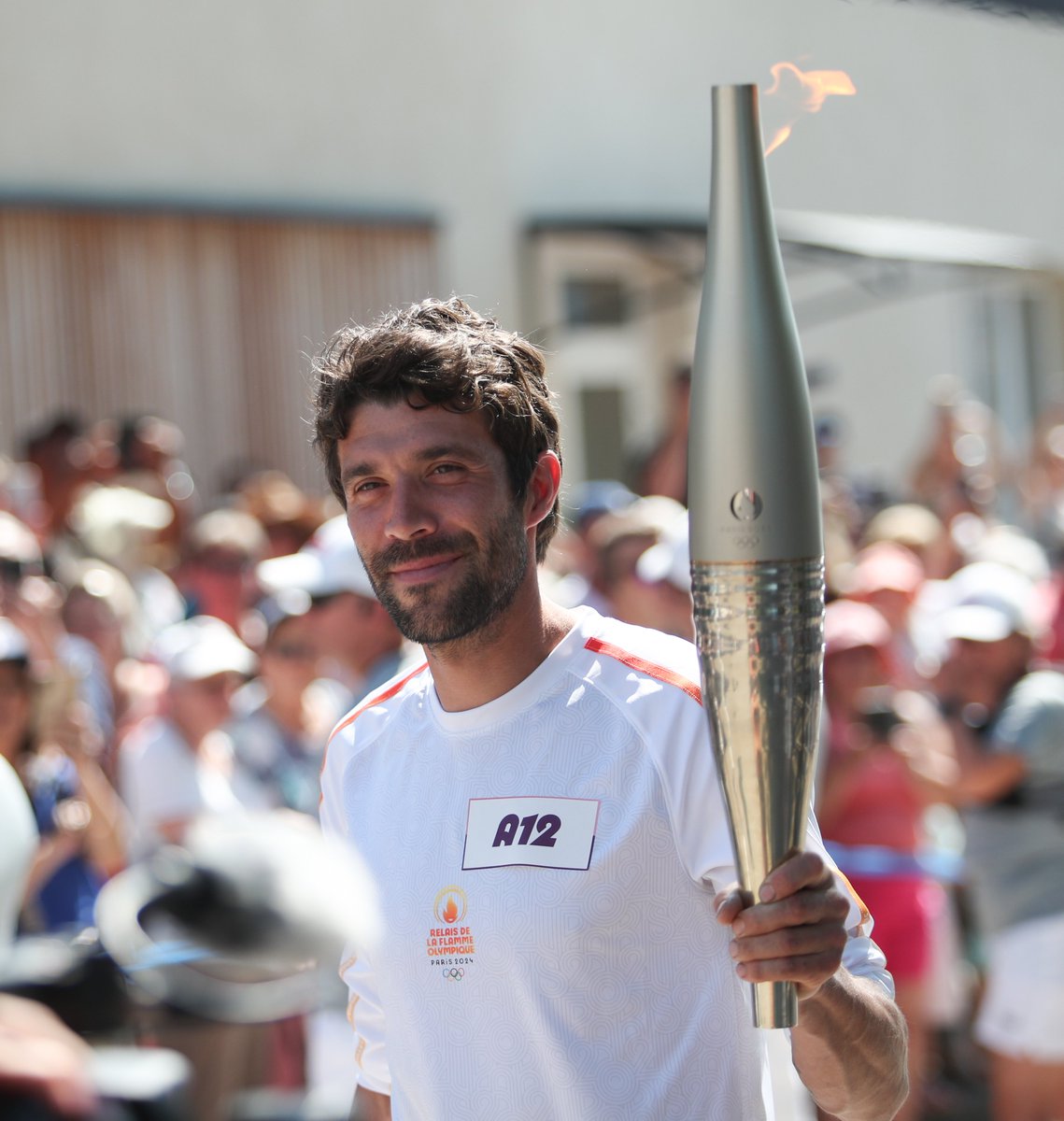 sportricolore's tweet photo. 🇫🇷 Thibaut Pinot avec la flamme olympique 🤩

Bel hommage pour l'idole du cyclisme tricolore 🔥

📸 Paris 2024 / Maxime Le Pihif / SIPA PRESS https://t.co/VNPk3xuGnP