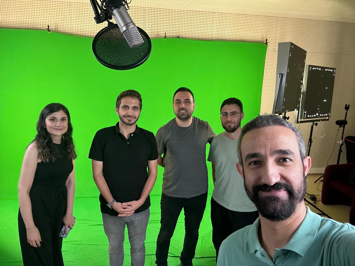 Dil Ağacı Projesi'nde hız kesmeden çalışmalarımıza devam ediyoruz. 🌳 Ekibimizle birlikte, yeşil ekranın önünde hayatın içinden diyaloglar oluşturmak için yoğun bir şekilde çalışıyoruz. 🎥💬
#DilAğacıProjesi #DilÖğrenme #İkidillilik #YeşilEkran #GerçekHayatDiyalogları