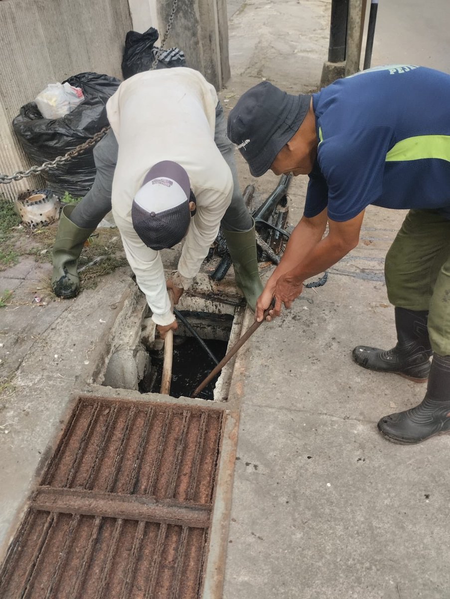 Pada hari Kamis, 04 Juli 2024 melalui Bidang Bina Marga DPUPR Kota Pekalongan melaksanakan kegiatan rutin Pemeliharaan Rutin Saluran pematus Jalan Jawa dan Jalan Untung suropati, dengan adanya kegiatan tersebut diharapkan dapat mengurangi banjir serta saluran tdk mampet.