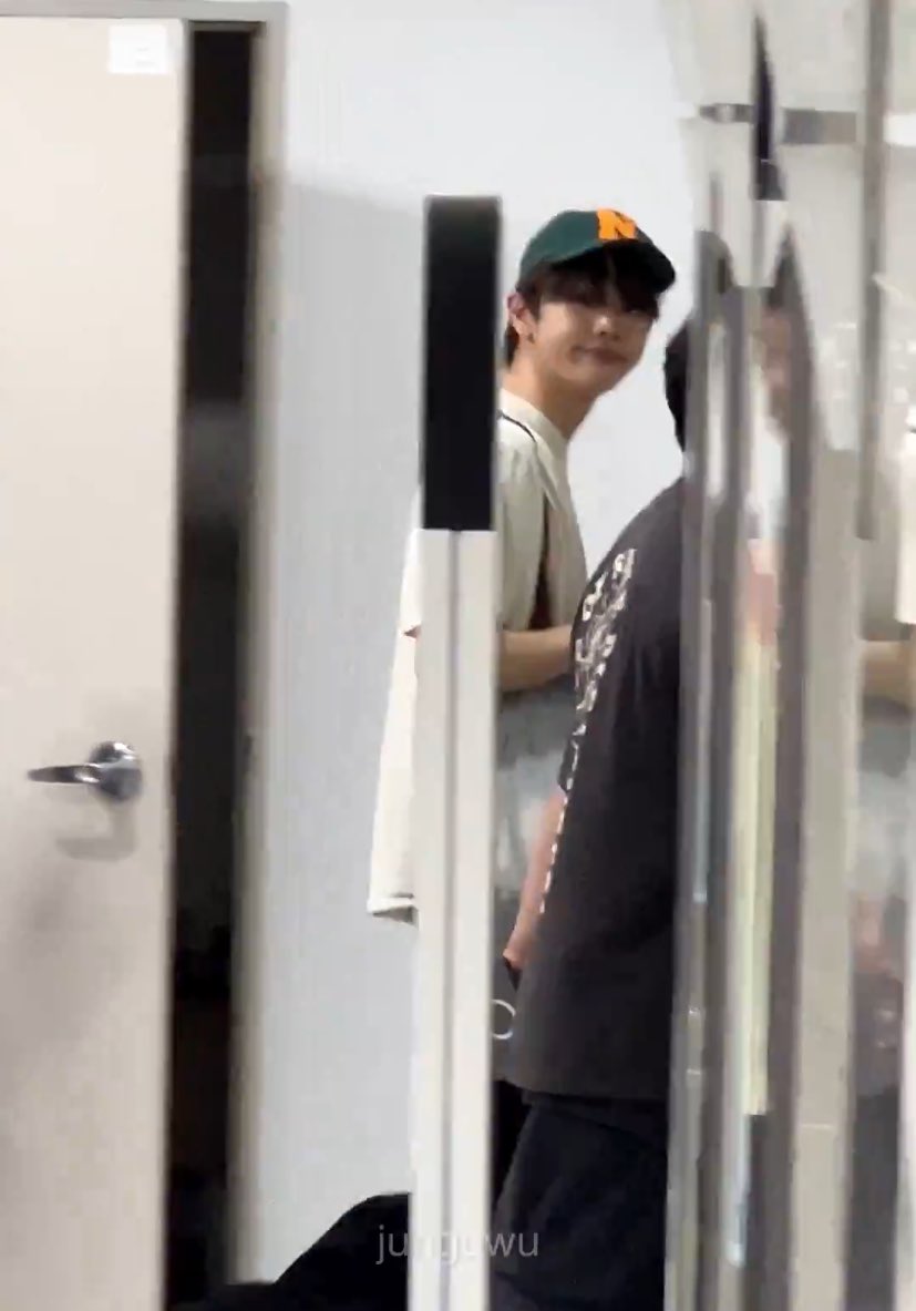 아귀여워ㅜㅋㅋㅋㅋㅋㅋㅋㅋㅋㅋㅋㅋㅋㅋㅋㅋㅋㅋㅋㅋㅋㅋㅋㅋㅋㅋㅋ
모자빼고 다 아는 옷이구만 .. 하고 보다가
만두어택 당함