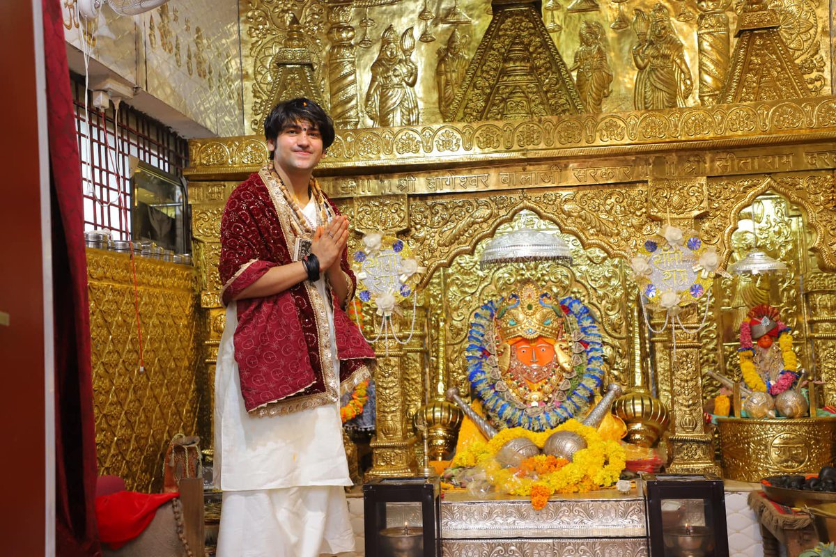 जन्मोत्सव के पावन दिन पर बागेश्वर बाला जी के दरबार में पूज्य गुरुदेव…दादा गुरु संन्यासी बाबा का लिया आशीर्वाद….
#bageshwardhamsarkar #Bageshwardham #happybirthdayguruji