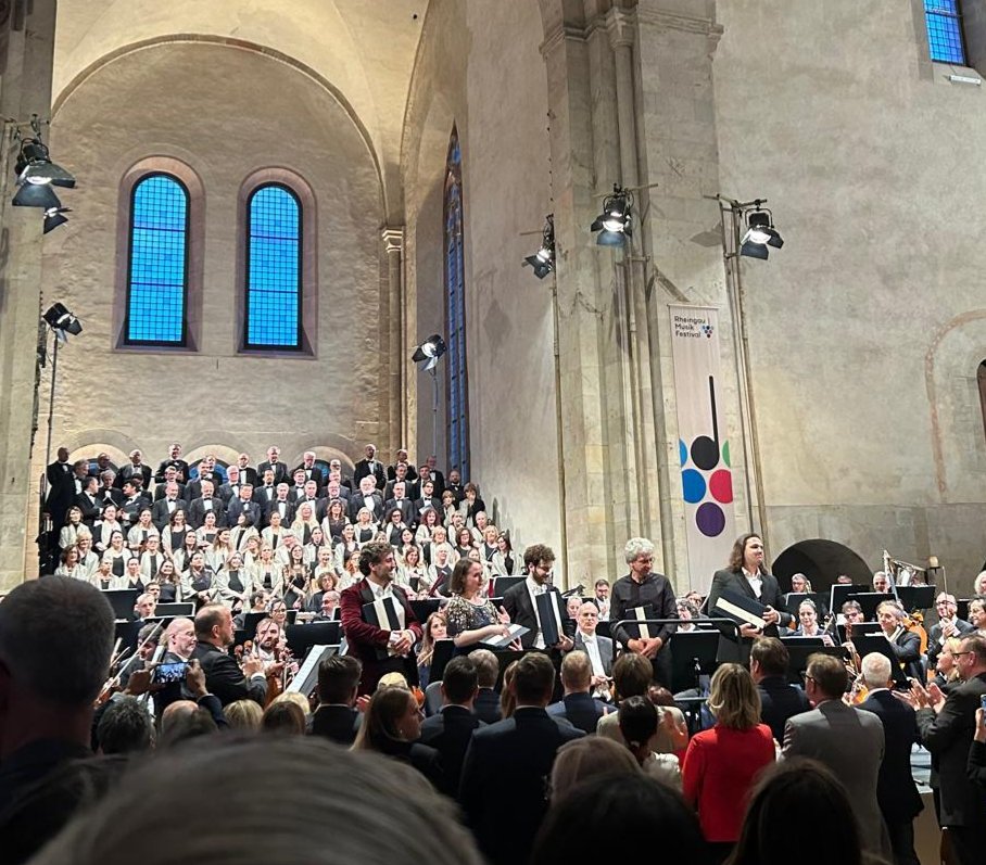 ItalyinFFM's tweet image. Großer Erfolg auch gestern Abend bei der @rheingaumusik für das Orchester u. Chor der @Sinfonica_mi.
 „Carmina Burana“ von C. Orff, perfekt dirigiert von M°E. Tjeknavorianer,füllten erneut die Basilika des Klosters Eberbach aus.
Heute Abend,20 h,letztes ausverkauftes Konzert!