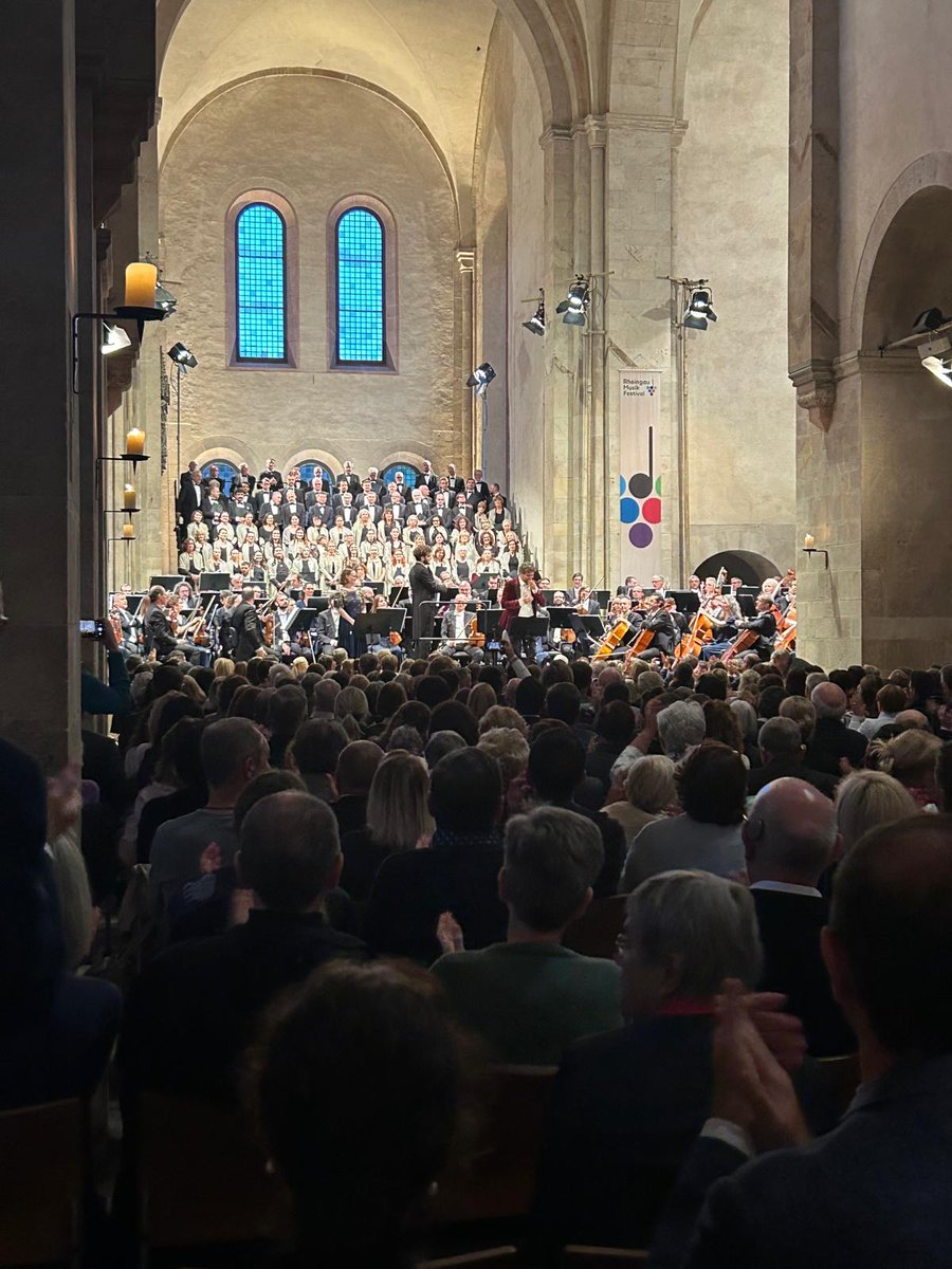 ItalyinFFM's tweet image. Großer Erfolg auch gestern Abend bei der @rheingaumusik für das Orchester u. Chor der @Sinfonica_mi.
 „Carmina Burana“ von C. Orff, perfekt dirigiert von M°E. Tjeknavorianer,füllten erneut die Basilika des Klosters Eberbach aus.
Heute Abend,20 h,letztes ausverkauftes Konzert!