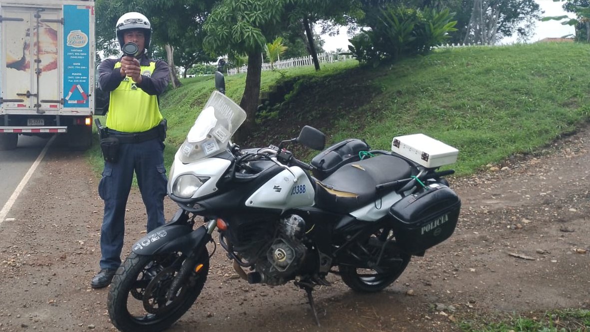 policiadepanama's tweet image. #SeguridadVial | Nos mantenemos atentos en diferentes sectores de la Provincia de Darién, realizando controles de velocidad a fin de prevenir los accidentes de tránsito. #ManejaSeguro