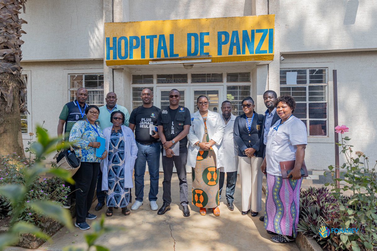 FonarevRDC's tweet photo. Des séances de partage d'expériences ont été organisées entre les experts médicaux du FONAREV et certains hôpitaux du Sud-Kivu. L'objectif était de permettre aux experts du FONAREV de comprendre les différentes actions mises en place par ces structures en matière de prise en charge médicale des victimes.

Ces séances ont d'abord eu lieu à l'Hôpital général de référence de Panzi et à la Fondation Panzi, deux institutions dirigées par le Dr Denis Mukwege. Lors d'un entretien privé, le Dr Mukwege a recommandé au FONAREV le modèle One Stop Center, afin de faciliter sa réplication dans les différents territoires de la RDC et d'améliorer la prise en charge médicale des victimes. Au centre psychiatrique SOSAME (soins de santé mentale), l'entretien avec le Directeur Général et ses différents services a permis aux experts du FONAREV d'obtenir des informations sur le modèle mis en place pour la prise en charge des personnes souffrant de maladies mentales. À l'Hôpital provincial général de référence de Bukavu, l'entretien avec le Médecin directeur a permis d'en savoir davantage sur les mécanismes de prise en charge médicale des victimes de violences sexuelles.

Ces séances ont fourni aux experts médicaux du FONAREV des informations et des recommandations utiles pour la mise en place de réparations individuelles.

Pour plus de photos : https://t.co/V3Yyi9wdwY

#Fonarev #PlusJamaisSeuls #Reparation #RDC