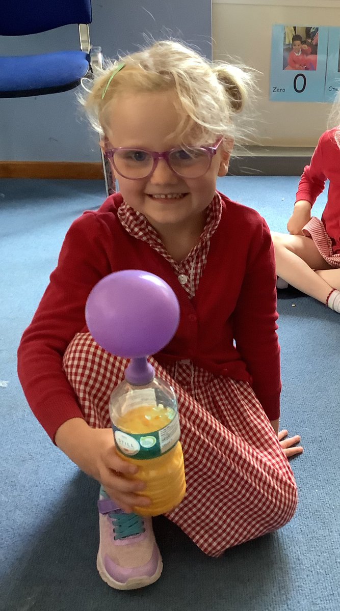NurseryOPS's tweet image. We created our own hot air balloons!

This weeks story is “Up, Up, Up!”. We have been exploring the characters journey in a hot air balloon. Today we did an experiment, we used vinegar and baking power to inflate balloons 🎈
#opsscience
#uw