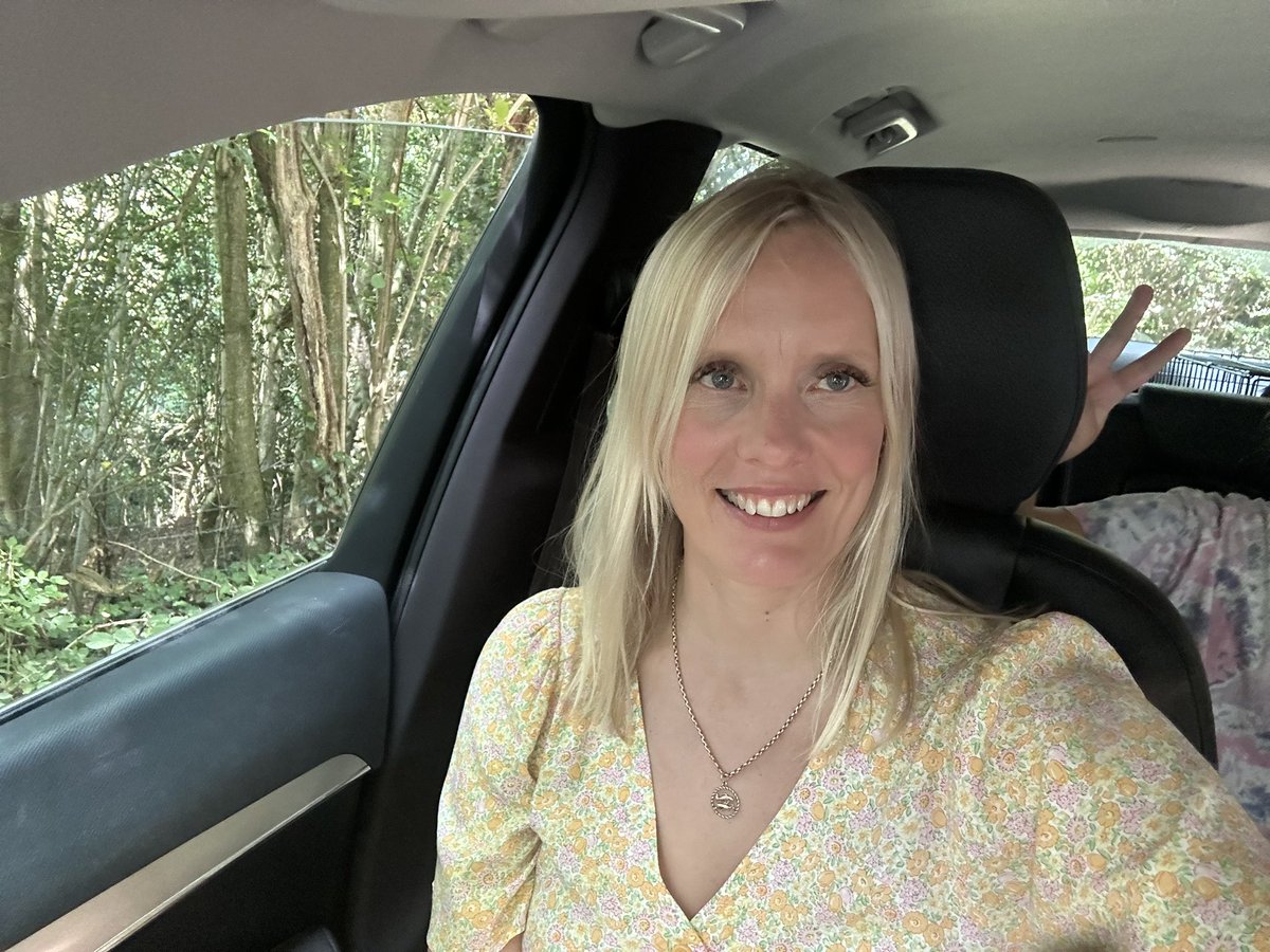 RebeccaLeach03's tweet photo. Inspired by @jayne_sharratt I put on my yellow dress and voted 🗳️! 
Good luck @ThreshedThought, you’ve got this 💛
9 year olds V for victory in the back 🤩 https://t.co/nG06QtvN6e