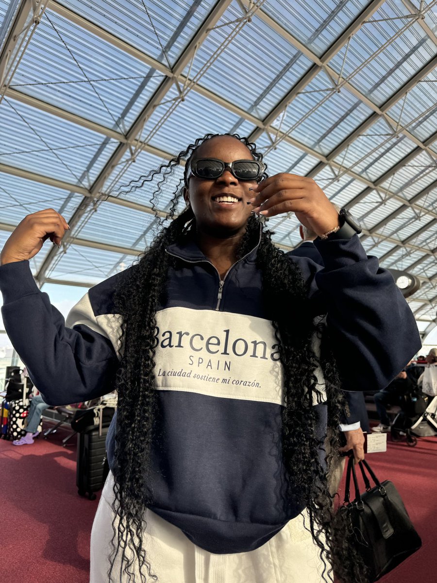 Afronitaaa's tweet photo. Current location in my sweatshirt 🇪🇸📍
Spain, let’s have a good time 😃 https://t.co/YukCqYYyTc