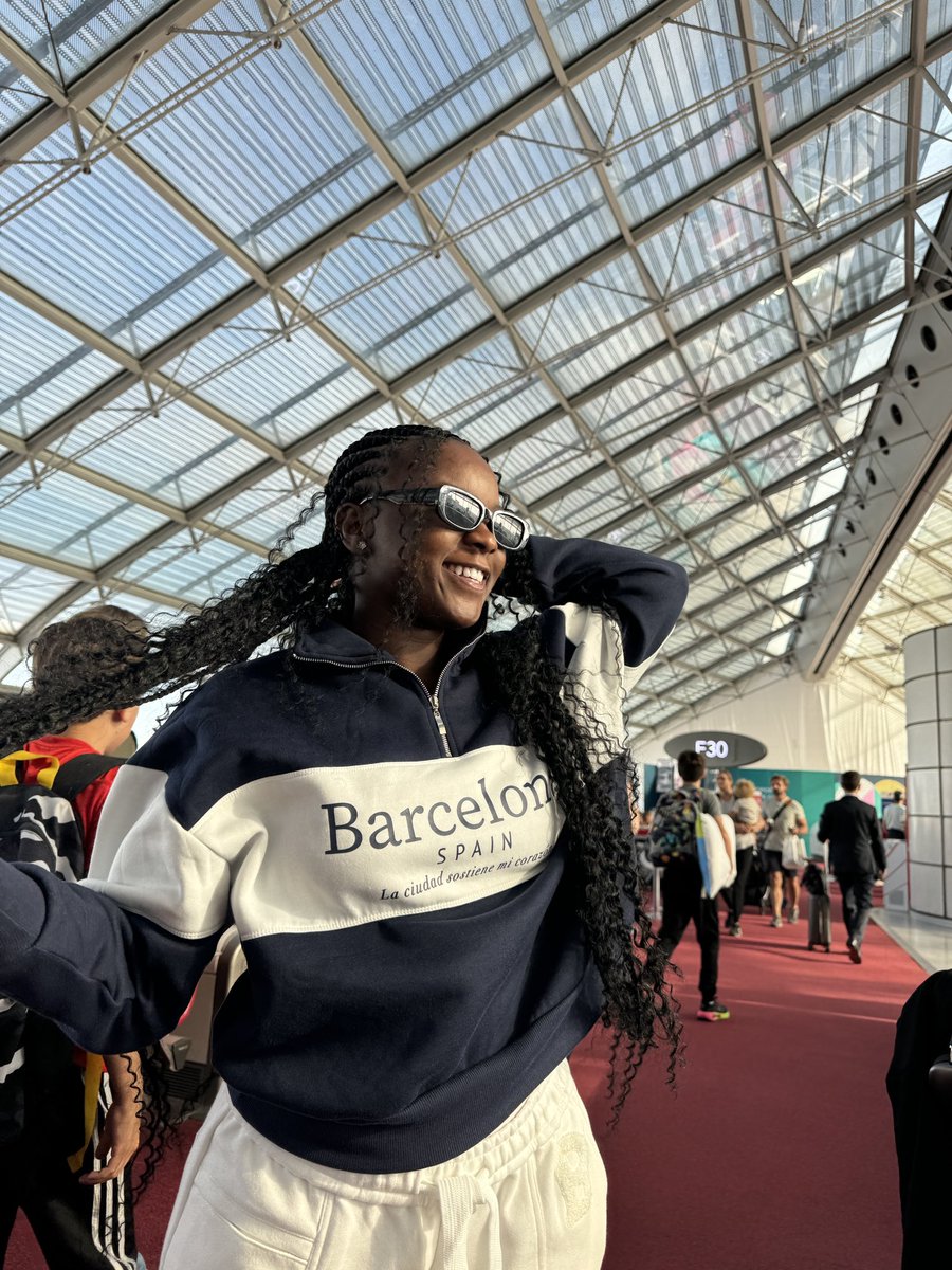Afronitaaa's tweet photo. Current location in my sweatshirt 🇪🇸📍
Spain, let’s have a good time 😃 https://t.co/YukCqYYyTc