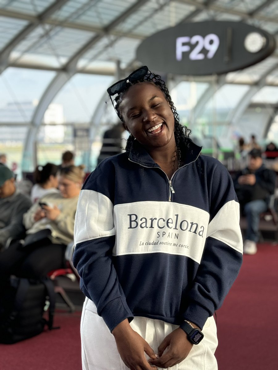 Afronitaaa's tweet photo. Current location in my sweatshirt 🇪🇸📍
Spain, let’s have a good time 😃 https://t.co/YukCqYYyTc