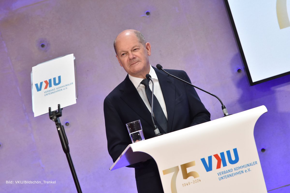 Auf dem 75. Jubiläum des #VKU: @Bundeskanzler Olaf #Scholz würdigte das #TeamDaseinsvorsorge und gab seinen Fußballtipp für morgen ab: 1:0 - natürlich für Deutschland😉
#ESPGER #GERESP #UEFAEURO2024