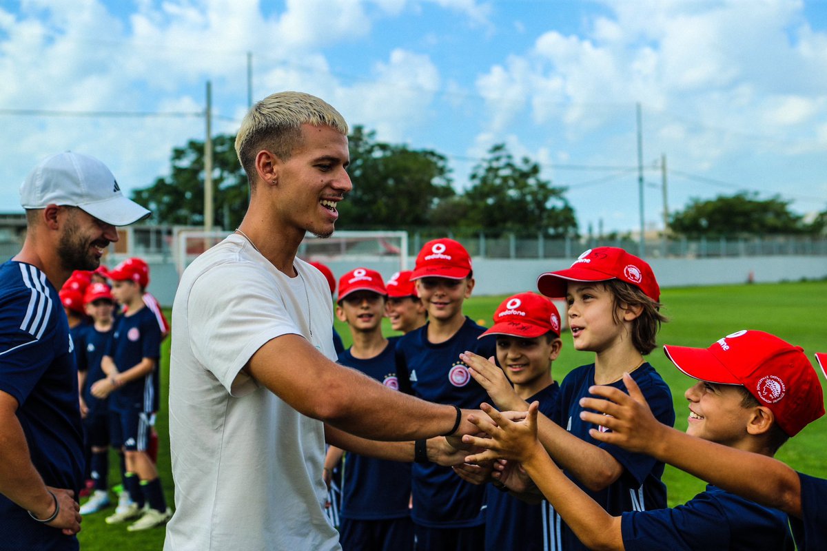 olyfcacademy's tweet image. 🏆🔴⚪️ Στο «ερυθρόλευκο» 𝗦𝘂𝗺𝗺𝗲𝗿 𝗖𝗮𝗺𝗽 οι πρωταθλητές Ευρώπης και σκόρερ στον τελικό του @uefayouthleague, Θεοφάνης Μπακούλας και Αντώνης Παπακανέλλος!

⚽️📸 Οι νεαροί ποδοσφαιριστές έδωσαν τις συμβουλές τους και φωτογραφήθηκαν με τα παιδιά!

#OlympiacosFCAcademy #UYL
