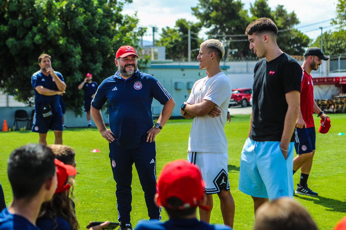 olyfcacademy's tweet image. 🏆🔴⚪️ Στο «ερυθρόλευκο» 𝗦𝘂𝗺𝗺𝗲𝗿 𝗖𝗮𝗺𝗽 οι πρωταθλητές Ευρώπης και σκόρερ στον τελικό του @uefayouthleague, Θεοφάνης Μπακούλας και Αντώνης Παπακανέλλος!

⚽️📸 Οι νεαροί ποδοσφαιριστές έδωσαν τις συμβουλές τους και φωτογραφήθηκαν με τα παιδιά!

#OlympiacosFCAcademy #UYL