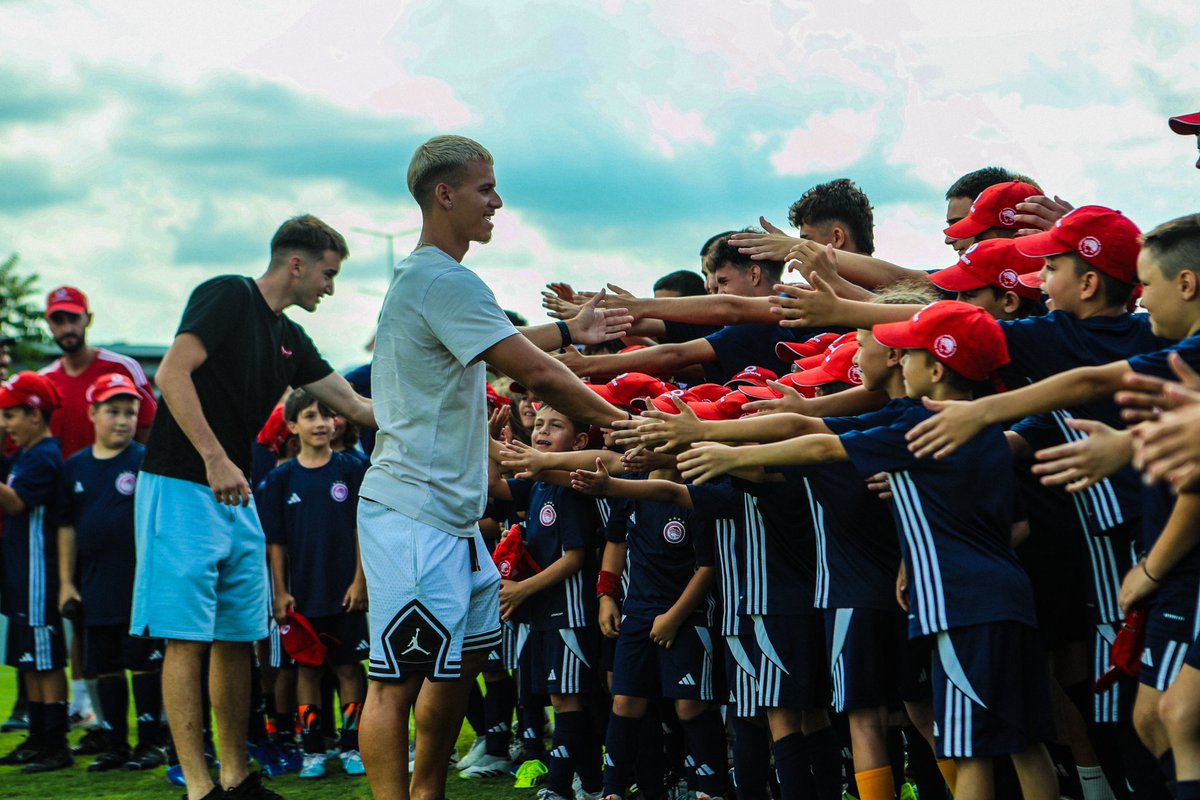 olyfcacademy's tweet image. 🏆🔴⚪️ Στο «ερυθρόλευκο» 𝗦𝘂𝗺𝗺𝗲𝗿 𝗖𝗮𝗺𝗽 οι πρωταθλητές Ευρώπης και σκόρερ στον τελικό του @uefayouthleague, Θεοφάνης Μπακούλας και Αντώνης Παπακανέλλος!

⚽️📸 Οι νεαροί ποδοσφαιριστές έδωσαν τις συμβουλές τους και φωτογραφήθηκαν με τα παιδιά!

#OlympiacosFCAcademy #UYL