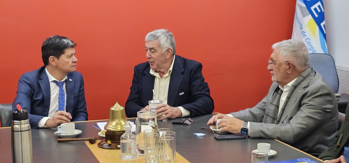 redcame's tweet image. TRABAJO CONJUNTO DE #CAME Y @FADEEAC 🤝

El presidente @AlfredoGZChaco y el secretario general @ricardodiab, firmaron ✍️ un acuerdo de colaboración institucional con la FADEEAC, entidad representativa del autotransporte de cargas, con el objetivo de poner en marcha acciones…