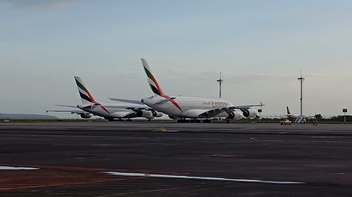 GerryS's tweet photo. Rekor 3 Airbus A380 di bandara Ngurah Rai sekaligus!
Hari ini Bandara Ngurah Rai mengalami moment dimana ada 3 pesawat Airbus A380 sekaligus.

1. EK369 kemarin dengan registrasi A6-EOY masih belum bisa berangkat.
2. A6-EOS terbang dari Bangkok menjemput penumpang EK369 kemarin, berangkat dari DPS sebagai EK369D
3. Pesawat A6-EOQ mendarat sebagai EK368 hari ini dan berangkat sebagai EK389.
Sore tadi, A6-EOY parkir di apron remote barat DPS, ketika A6-EOS hendak berangkat, dan baru berangkat setelah A6-EOQ mendarat.

Jadi tadi sore merupakan rekor jumlah A380 terbanyak di darat di Indonesia sekaligus dan juga rekor jumlah A380 di bandara Indonesia sekaligus... 3 A380... Emirates semua!