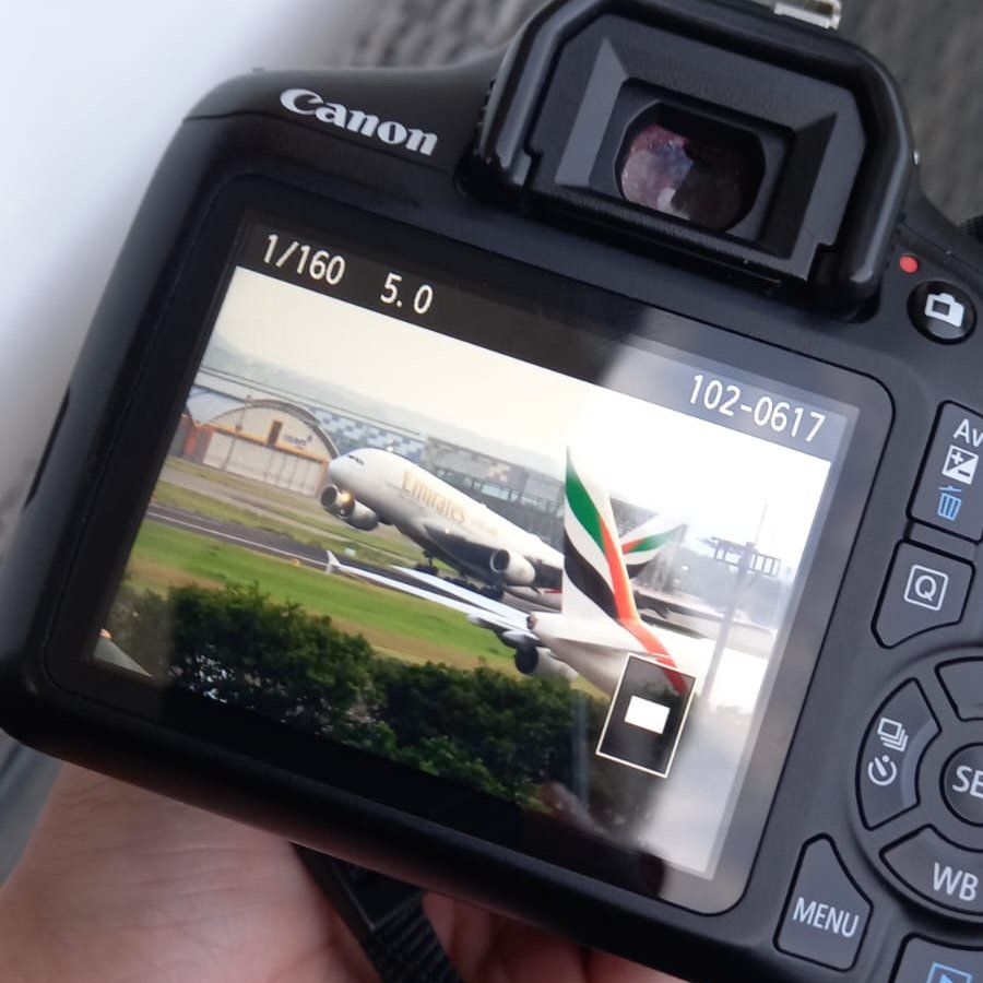 GerryS's tweet photo. Rekor 3 Airbus A380 di bandara Ngurah Rai sekaligus!
Hari ini Bandara Ngurah Rai mengalami moment dimana ada 3 pesawat Airbus A380 sekaligus.

1. EK369 kemarin dengan registrasi A6-EOY masih belum bisa berangkat.
2. A6-EOS terbang dari Bangkok menjemput penumpang EK369 kemarin, berangkat dari DPS sebagai EK369D
3. Pesawat A6-EOQ mendarat sebagai EK368 hari ini dan berangkat sebagai EK389.
Sore tadi, A6-EOY parkir di apron remote barat DPS, ketika A6-EOS hendak berangkat, dan baru berangkat setelah A6-EOQ mendarat.

Jadi tadi sore merupakan rekor jumlah A380 terbanyak di darat di Indonesia sekaligus dan juga rekor jumlah A380 di bandara Indonesia sekaligus... 3 A380... Emirates semua!