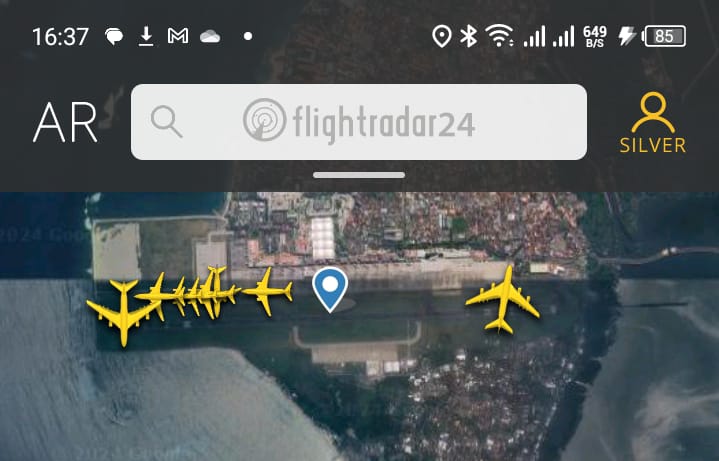 GerryS's tweet photo. Rekor 3 Airbus A380 di bandara Ngurah Rai sekaligus!
Hari ini Bandara Ngurah Rai mengalami moment dimana ada 3 pesawat Airbus A380 sekaligus.

1. EK369 kemarin dengan registrasi A6-EOY masih belum bisa berangkat.
2. A6-EOS terbang dari Bangkok menjemput penumpang EK369 kemarin, berangkat dari DPS sebagai EK369D
3. Pesawat A6-EOQ mendarat sebagai EK368 hari ini dan berangkat sebagai EK389.
Sore tadi, A6-EOY parkir di apron remote barat DPS, ketika A6-EOS hendak berangkat, dan baru berangkat setelah A6-EOQ mendarat.

Jadi tadi sore merupakan rekor jumlah A380 terbanyak di darat di Indonesia sekaligus dan juga rekor jumlah A380 di bandara Indonesia sekaligus... 3 A380... Emirates semua!