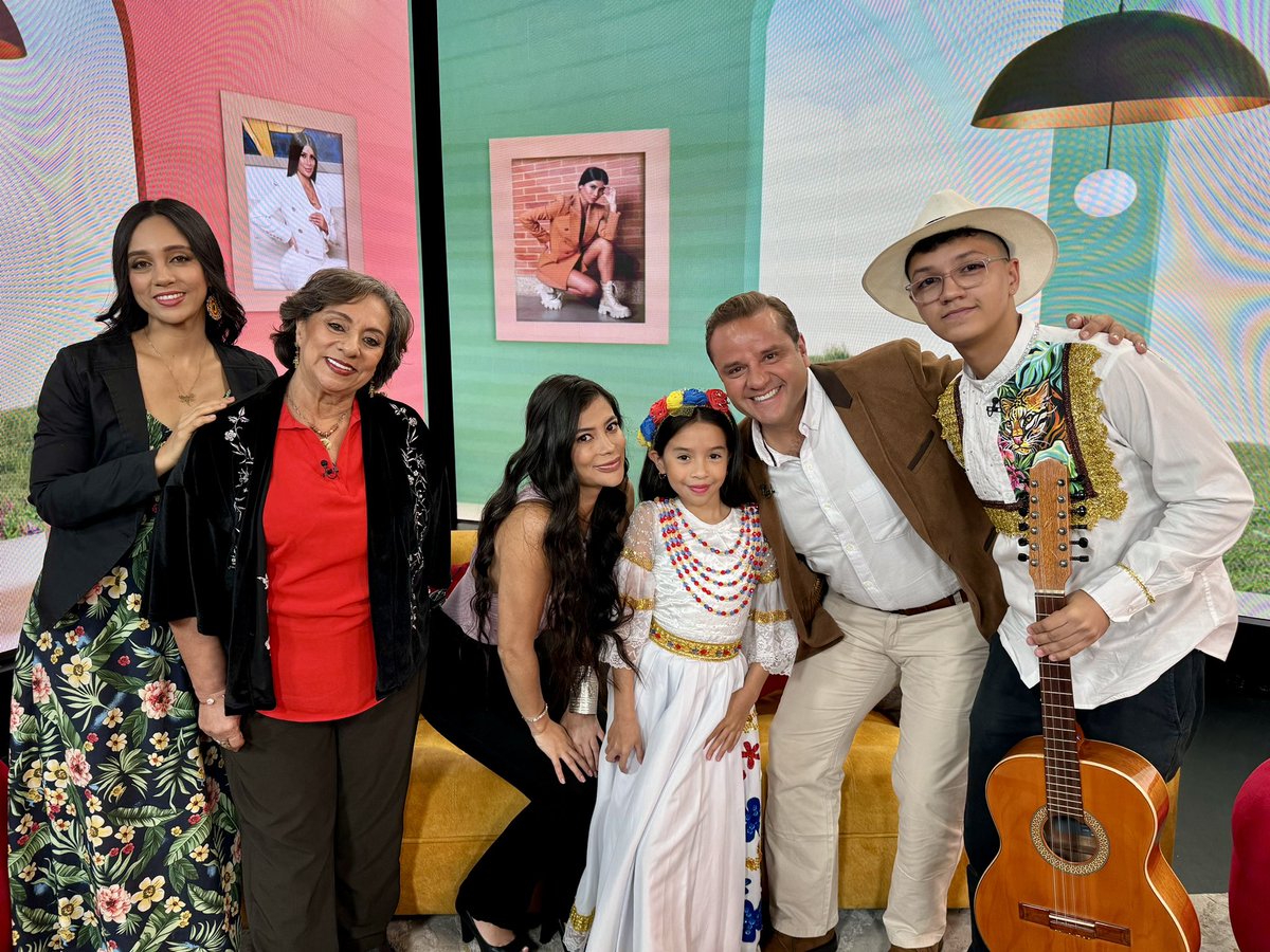 CanalTreceCO's tweet photo. #SalióElSol ☀️ | ¡Colombia Canta y Encanta celebra 20 años! Fundada por Silvia Zapata Durango, esta obra rescata las tradiciones campesinas a través de la música. Este año, llevarán bambuco, pasillo y guabina al extranjero.
#FelizJueves https://t.co/y5jD2A65jQ