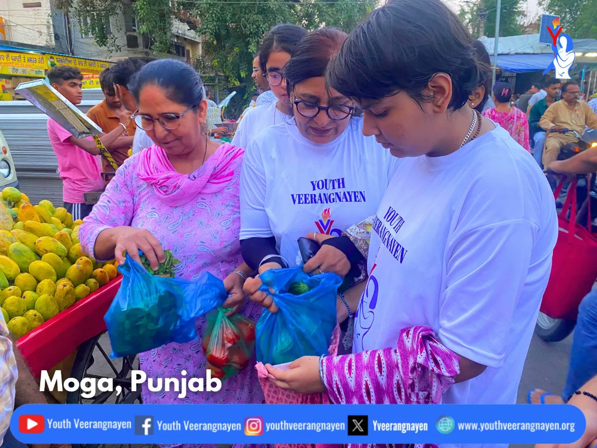 Yveerangnayen's tweet photo. Youth Veerangnayen championed sustainable living by distributing cloth bags in the local markets of Moga.
#InternationalPlasticBagFreeDay 
#PlasticBagFreeDay 
#SayNoToPlasticBags 
#ClothBags 
#ReusableBags https://t.co/Bfti4SQdnr