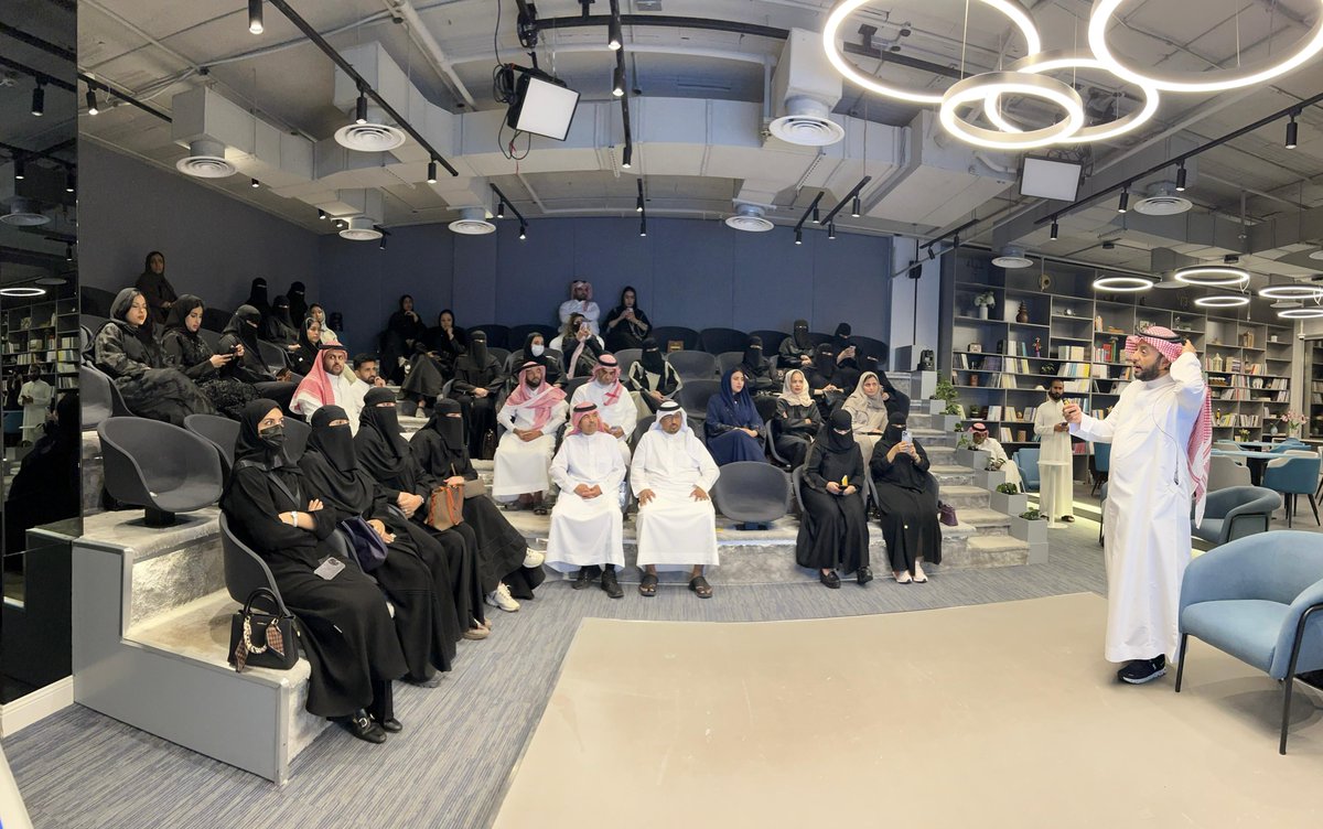 ضمن تعهدات مجلس الإدارة الجديد بتطوير مهارات الصحفيين والإعلاميين..
أقيمت يوم أمس دورة في العاصمة الرياض بعنوان مهارات التأثير وبناء العلاقات في المجال الصحفي للمدرب الدكتور طارق العودة.
بالتعاون مع منصة جيم <a href="/jeem_stage/">جيم Jeem</a> 
وارتياد للتدريب <a href="/ErtyadCo/">Ertyad | ارتياد</a>