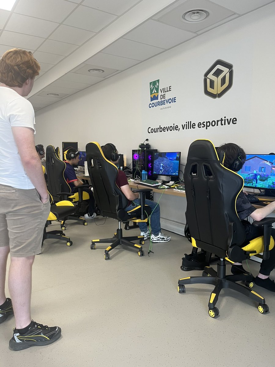 Kvnbzt's tweet photo. Fin de ce bootcamp aux locaux de @Courbevoie_PND 😄

J’ai pu y proposer des entretiens, séances et ateliers de préparation mentale aux joueurs Fortnite présents 

C’était une belle expérience avec de belles rencontres ! Merci @Valdyrion et @Pandore_esport pour l’opportunité 🙏🏼 https://t.co/hc2DpqYHIj