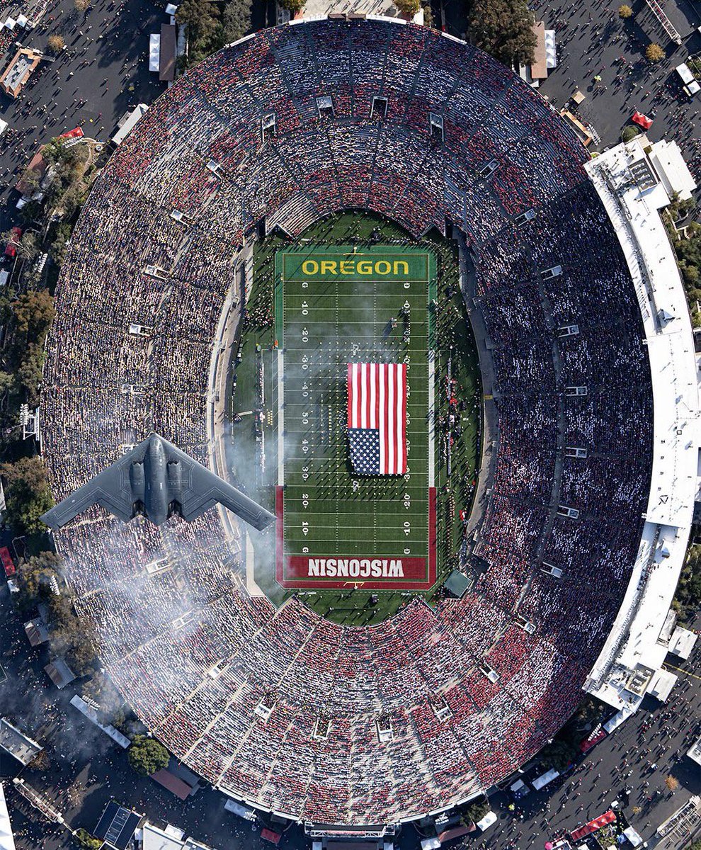Aerial photos of the Rose Bowl belong in The Louvre. 🖼️