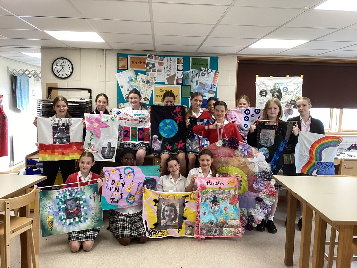 PipersArts's tweet image. That’s a wrap for year 9 Textiles, see you for Year 10 in September! Here is half of the year group showing off their great ‘Identity’ wall hangings. #Pipersyear9 #PipersSenior