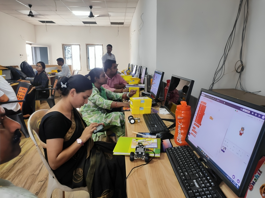Check out the highlights from the teacher's training at Delhi Public School, Hazaribagh, in collaboration with @TataClassEdge. Educators embarked on a transformative journey, from #AI and #Robotics basics to mastering them, with #PictoBlox software and DIY #Quarky Robotics kit.