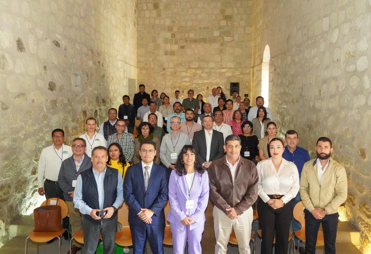 RaulRuizRobles's tweet photo. Junto a la Sria @Karime_UndaHarp de @Ambiente_GobOax e Iván Vásquez de @CENAGAS_mx dimos seguimiento al Encuentro Estratégico para la identificación de demanda y suministro de gas natural en la zona metropolitana de #Oaxaca https://t.co/NuQND8mb20
