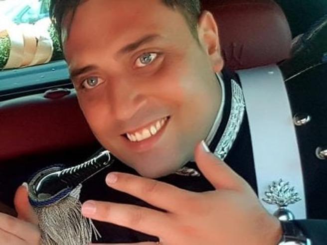 MA VERAMENTE LA VITA DEL #CARABINIERE MARIO #CERCIELLO VALE POCO PIÙ DI 10 ANNI DI #CARCERE?

Pena dimezzata per i due che con 11 coltellate assassinarono #Cerciello.
Un uomo, un servitore dello #Stato.
Questo era il nostro collega.
Barbaramente ucciso.
Siamo basiti.