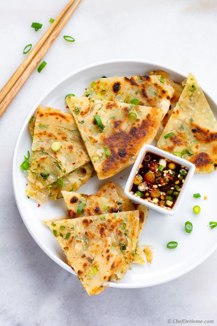 This recipe for Scallion Pancakes and a Ginger-Sesame Soy Dipping Sauce will help you make restaurant-style flaky and chewy Chinese Scallion Pancakes at home. Perfect as an appetizer or snack! 🥢🥞 #ScallionPancakes #HomemadeSnacks #Appetizers

👉chefdehome.com/recipes/885/sc…