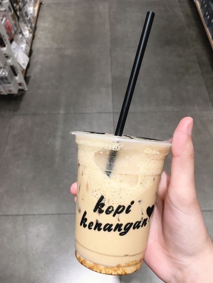 velisyagtha's tweet photo. aaaaaa trimakasiii abang jaki handsome kiyowo bowti!!! aku cman ngetwt "pgn kopi kenangan mantan" EH LNGSNG DI ORDERIN HIKSS HIKSSS. BLIO PDHL LAGI SIBUK MEETING SAMA CLIENT DI PARIS LOH OMG TERHARU BANGET SESAYANG SEPERHATIAN ITU SAMA AKU BIAR GA GALAU BRUTAL @jakinotjeki 🥺💜 https://t.co/OiJ78Xm0UQ