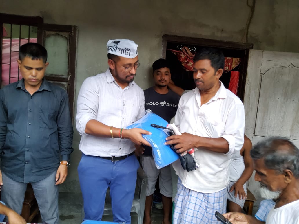 AAP4Assam's tweet photo. আপ, অসমৰ যুৱনেতা নীলমণি শইকীয়া আৰু আপ, অসমৰ উদ্যমী সদস্য জাৰবম কুটুম ডাঙৰীয়াই আজি বানপীড়িত চিপাঝাৰ অঞ্চলৰ ৰাইজৰ মাজত বানসাহাৰ্য বিতৰণ কৰে।
#AssamFloods #AAPForAssam #KejriwalForAssam https://t.co/ek9Cg2nd7g