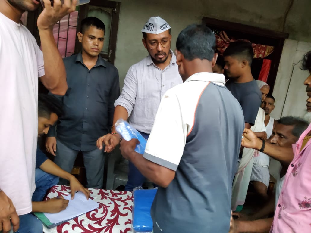AAP4Assam's tweet photo. আপ, অসমৰ যুৱনেতা নীলমণি শইকীয়া আৰু আপ, অসমৰ উদ্যমী সদস্য জাৰবম কুটুম ডাঙৰীয়াই আজি বানপীড়িত চিপাঝাৰ অঞ্চলৰ ৰাইজৰ মাজত বানসাহাৰ্য বিতৰণ কৰে।
#AssamFloods #AAPForAssam #KejriwalForAssam https://t.co/ek9Cg2nd7g