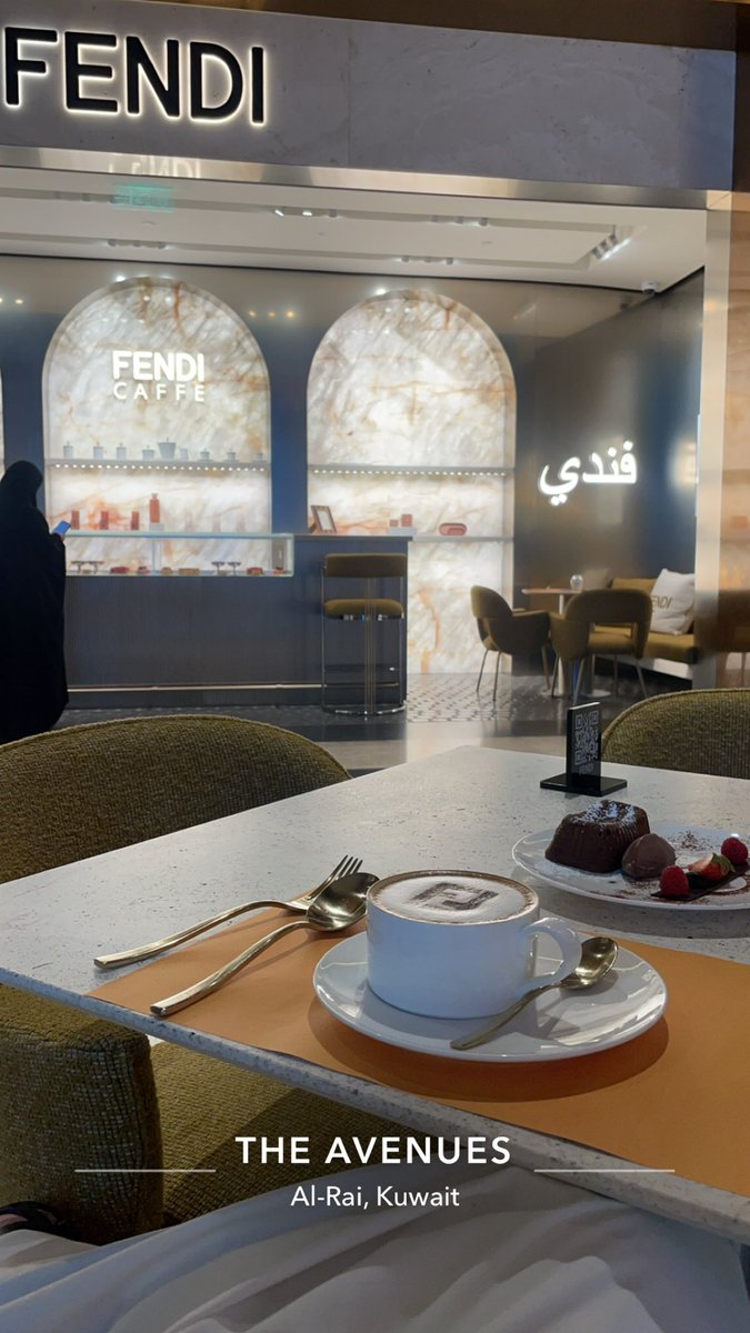 *

مكاننا اللي نجتمع به قتلني
اثنيننا في غيبته .. فاقدينه  !

مريت بـ الصدفه عليه وسألني
يقول ذاك اللي يجي معك وينه ؟

# مشـآعر متـلوفهه (: 🤍ء