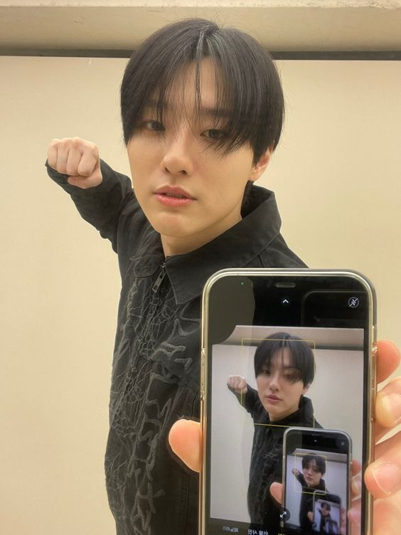 TotodileWOOHYUN's tweet photo. udahlah,,, ada yang tau temennya kenapa? jangan permainin anger issue gw SAMA TEMPLATE LU INI KOCAK ARGH. gw tonjok pake selca gw yang bolak balik menghadap kaca ini https://t.co/KGRoLCU14q