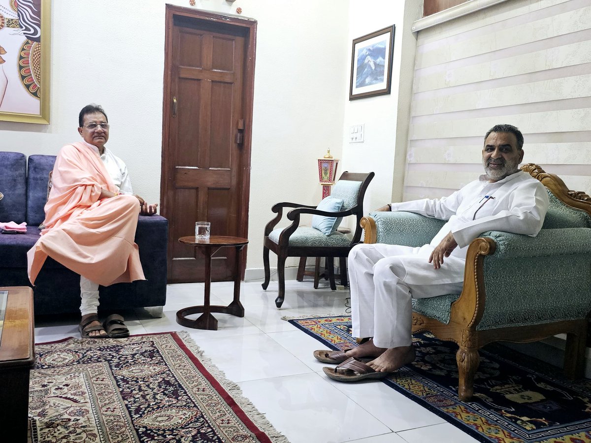 DivyaPremSewa's tweet photo. आज श्री संजीव बालियान जी, पूर्व मंत्री भारत सरकार ने दिव्य प्रेम सेवा मिशन के अध्यक्ष श्रद्धेय आशीष भैया से मुलाकात कर उनसे सेवा मिशन द्वारा चलाये जा रहे सेवा कार्यों एवं सामाजिक विषयों पर चर्चा की।

#DPSM https://t.co/ZshyjaRLmm