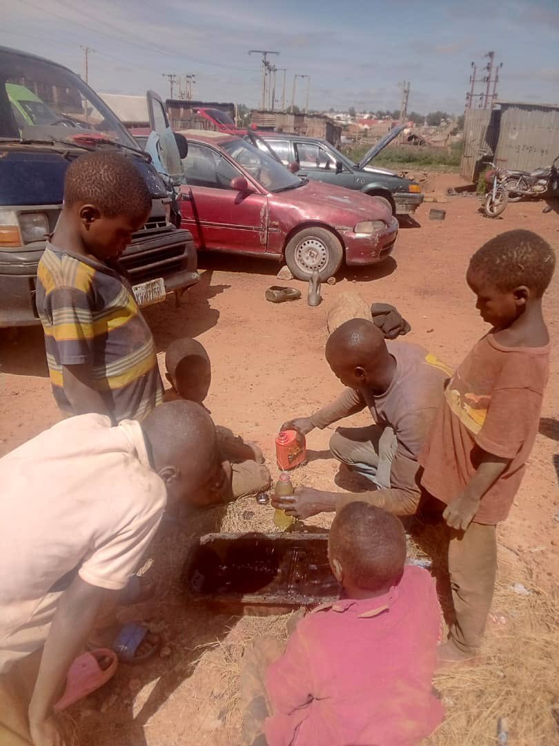 LilGiftedHands's tweet photo. Our Bokkos Coordinator filled in logbooks today and Ogas signed their part. At LGHM, teamwork fuels our success on and off the field!
#LGHM #littlegiftedhandsmatter #youngtech #mechanic #giftedhands #automotivedreams #changingfutures #empoweringkids #MechanicLife https://t.co/z9NKbZSHPO