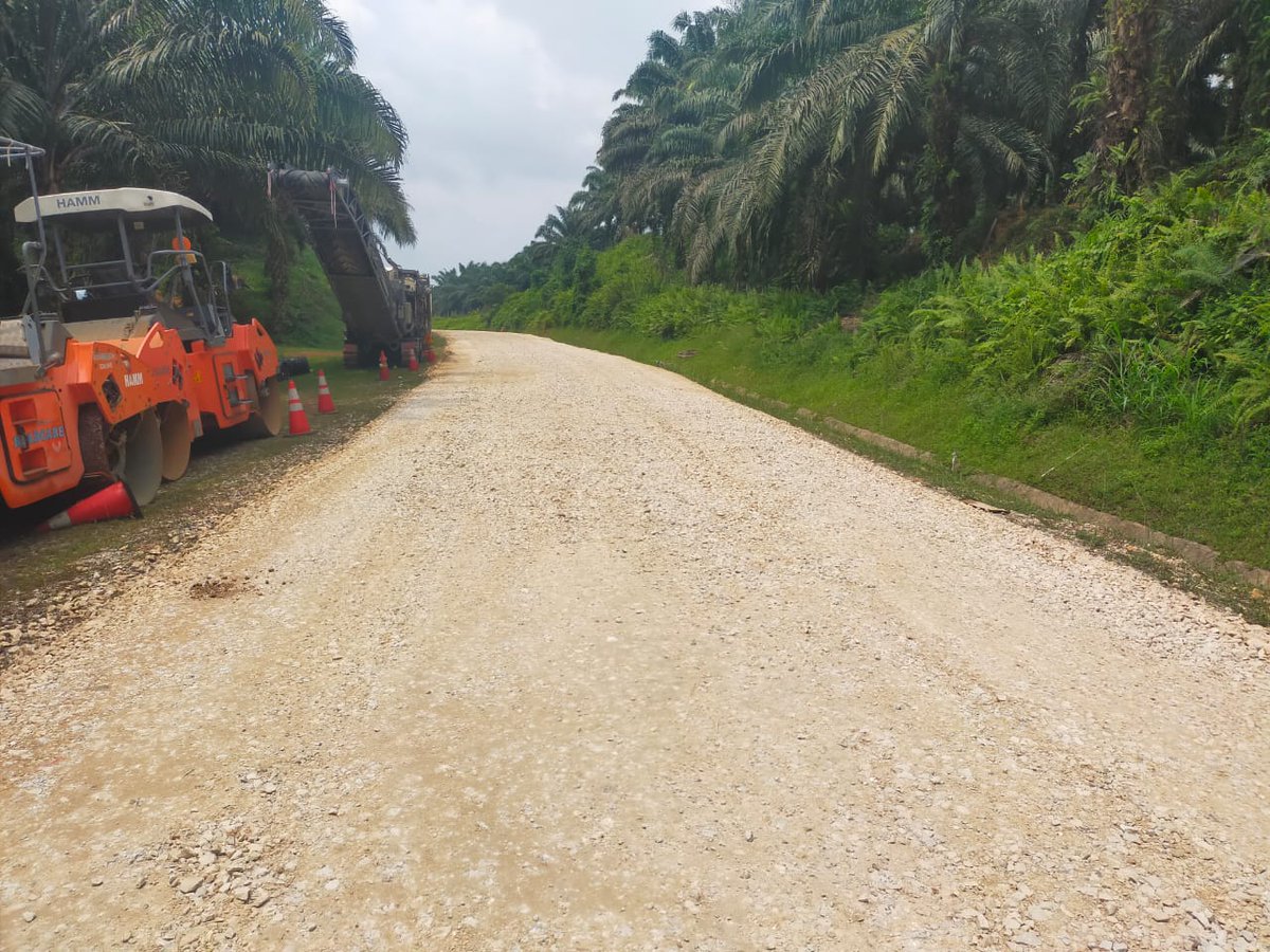 Kerja membaikpulih permukaan jalan dengan kaedah partial reconstruction (ac14) dan lain-lain kerja berkaitan di jalan Utama Kecau FT1506 Seksyen 2.00 - 4.00 (Felda Kecau)  Lipis, Pahang. Mohon pengguna jalan raya mematuhi papantanda amaran.
<a href="/IPJKR_Official/">JKR Malaysia Rasmi</a> 
<a href="/JKRPAHANG/">JKR PAHANG</a> 
<a href="/followers/">はうはう</a>