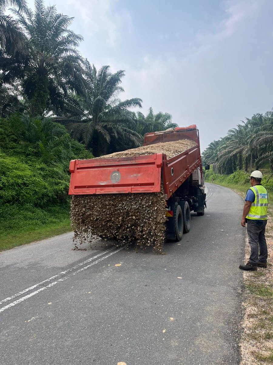 JKRLIPIS's tweet photo. Kerja membaikpulih permukaan jalan dengan kaedah partial reconstruction (ac14) dan lain-lain kerja berkaitan di jalan Utama Kecau FT1506 Seksyen 2.00 - 4.00 (Felda Kecau)  Lipis, Pahang. Mohon pengguna jalan raya mematuhi papantanda amaran.
@IPJKR_Official 
@JKRPAHANG 
@followers https://t.co/MYjY4jgbEJ