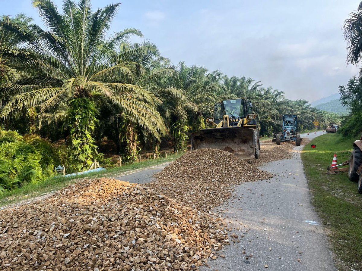 JKRLIPIS's tweet photo. Kerja membaikpulih permukaan jalan dengan kaedah partial reconstruction (ac14) dan lain-lain kerja berkaitan di jalan Utama Kecau FT1506 Seksyen 2.00 - 4.00 (Felda Kecau)  Lipis, Pahang. Mohon pengguna jalan raya mematuhi papantanda amaran.
@IPJKR_Official 
@JKRPAHANG 
@followers https://t.co/MYjY4jgbEJ
