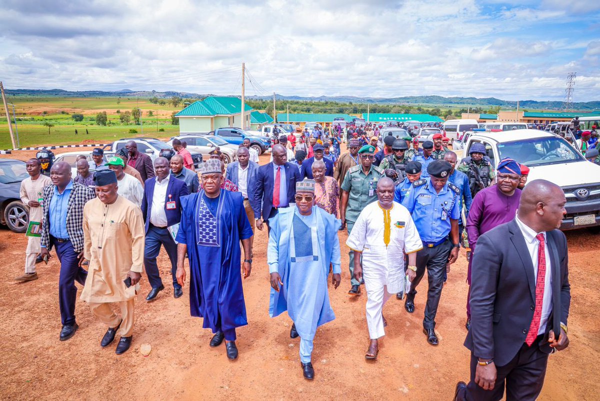 LalongBako's tweet photo. As Former Governor and Senator for Plateau South, I’m elated to see our efforts to end attacks in B/Ladi fulfilled with the commissioning of the Mobile Police Barracks in Gashish. Completed with N-HYPPADEC's support, marks a significant step in ensuring lasting peace &amp; security. https://t.co/OROLIX4F0f