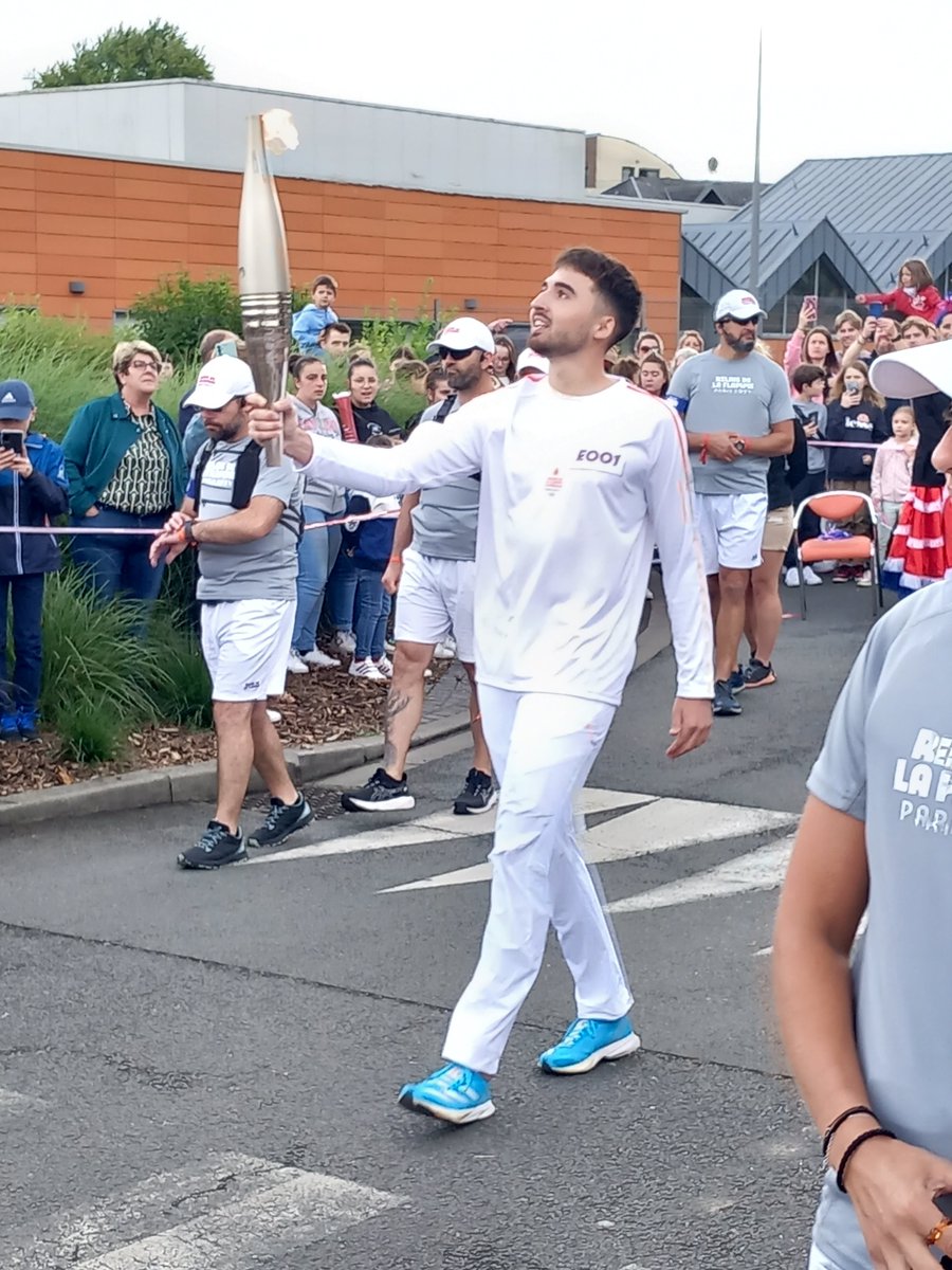 Prefet62's tweet photo. #RelaisDeLaFlamme 

🔥 La Flamme olympique a traversé le #PasDeCalais ce mercredi 3 juillet 2024.

📷 Ils étaient 155 relayeurs dans tout le département, à l'image de ce jeune de #BlangySurTernoise.

👏 Merci à eux ! https://t.co/b9m2xYRKKP