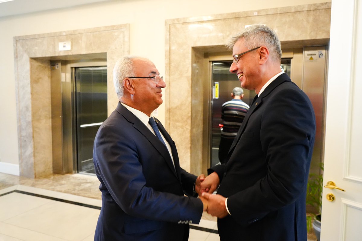 OnderAksakal's tweet photo. Sağlık Bakanlığı görevine atanan Sayın Prof. Dr. Kemal Memişoğlu’na hayırlı olsun ziyaretinde bulundum.
Kendisine nazik misafirperverliğinden dolayı teşekkür ediyor, yeni görevinde üstün başarılar diliyorum. https://t.co/CSBiYx4fGz