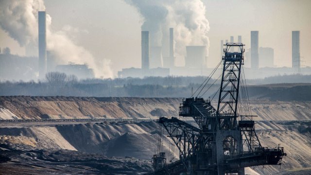 En ce qui concerne l'écologie, le nouveau front populaire propose l'arrêt du nucléaire et une transition vers toujours plus d'énergie renouvelable. 

Cependant, il est important de noter que les écologistes au pouvoir en Allemagne ont également essayé cette approche, ce qui a