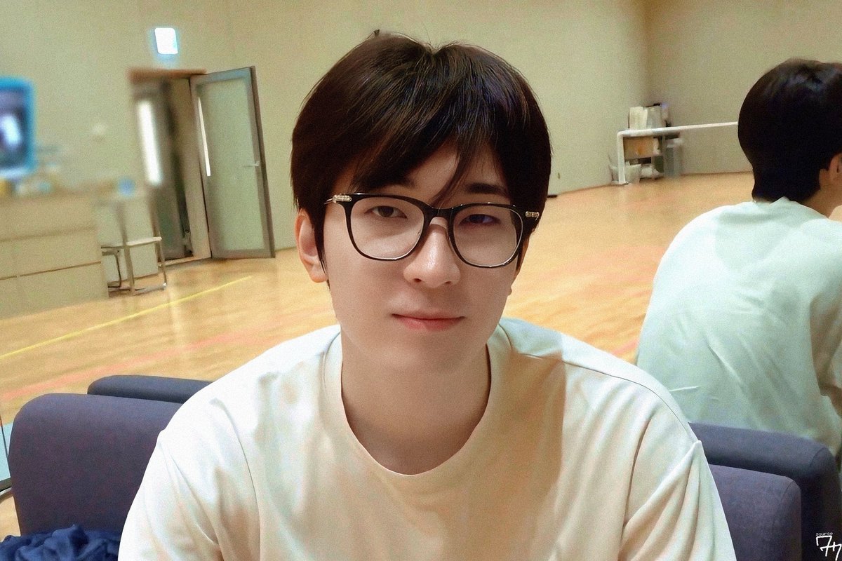 heolcheol_'s tweet image. kapag ganito itsura ng susuyo sayo baka ikaw pa magsorry eh