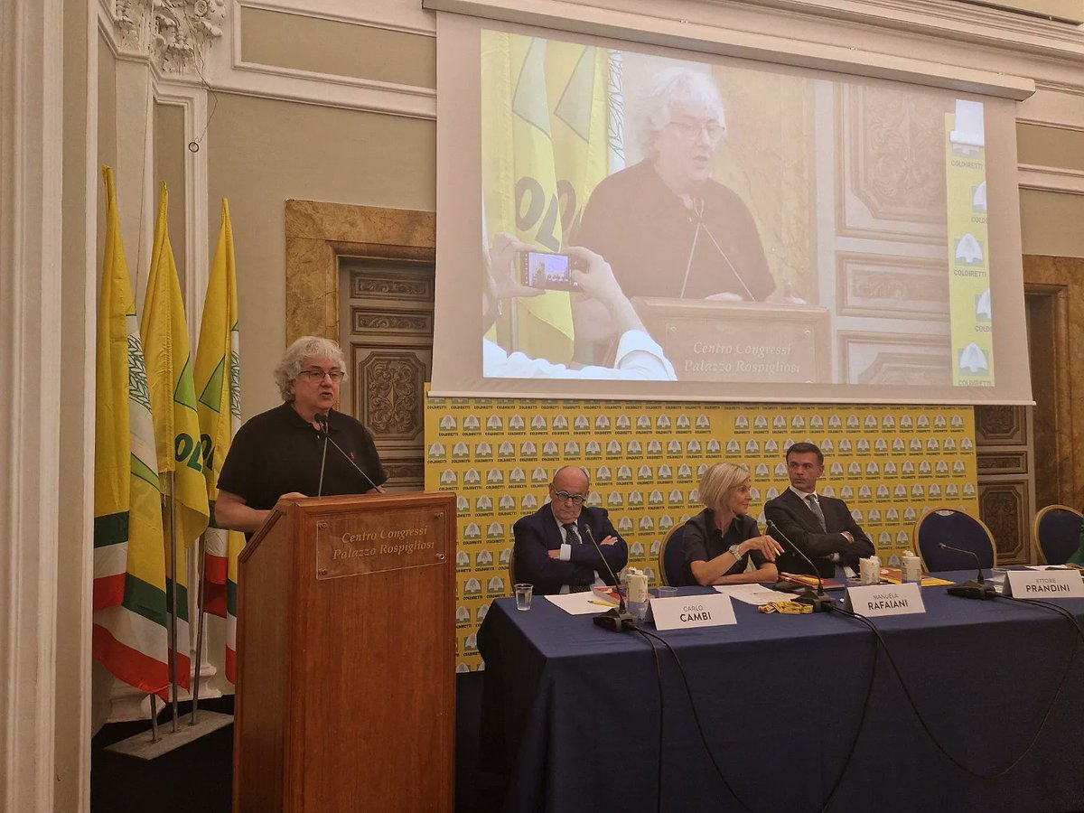 SymbolaFondazio's tweet photo. 🎙@erealacci: La #dietamediterranea è figlia dell'impegno del sindaco di #Pollica #AngeloVassallo per ritrovare le radici della nostra identità, preziose quanto un brevetto: un brevetto antico, costruito nei secoli nella bellezza, nella socialità, nelle relazioni. #piccolicomuni https://t.co/naFY8vVfRq