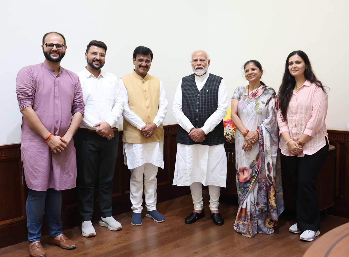 sardarchaudhri's tweet photo. આદરણીય પ્રધાનમંત્રી શ્રી @narendramodi સાહેબ સાથે મારા પરિવારજનો સાથે મુલાકાત, હંમેશા યાદગાર રહશે, વડીલ મુરબ્બીની જેમ પ્રેરણા આપવા બદલ હ્રદયપૂર્વક આભાર !!

#PMOIndia 🇮🇳 https://t.co/POMuVSjM4x