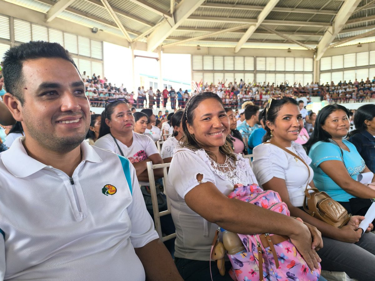 CDCEGuarico's tweet photo. #VenezuelaVaConTodo
El gobierno nacional liderado por el Pdte. @NicolasMaduro entregó, 4498 credenciales de titularidad a los  nuevos ingresos del personal docente, obrero y administrativo del @MPPEDUCACION en el estado Guárico, y 1929 a jubilados. Mediante el 1X10 @_LaAvanzadora https://t.co/MCD9l6onXF